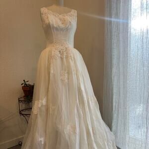 Women’s Small Gown Ivory Lace Bridal Gown Cream Silk Vintage Floral Organza